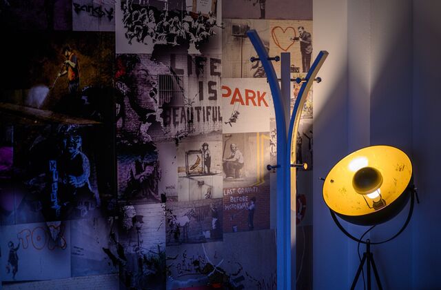 Ein Bild mit unserer Sonnenlampe und einem Teil der Fototapete im Büro.